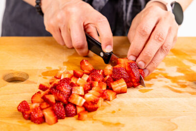 Erdbeeren in Würfel schneiden