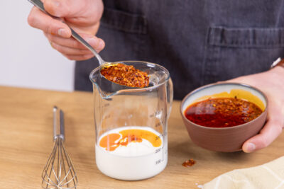 Crispy-Chili-Öl dazugeben