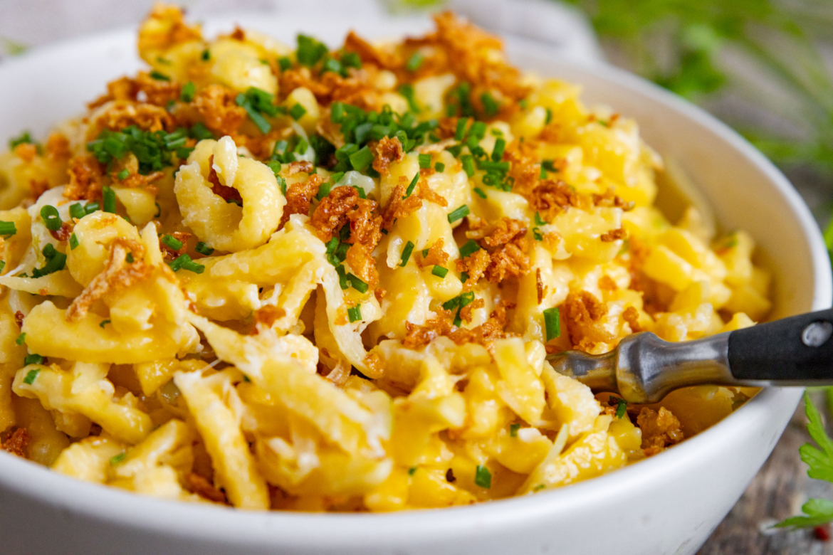 Cremige Käsespätzle: schnell &amp; einfach mit Fertigspätzle