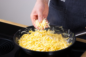Käse dazugeben.
