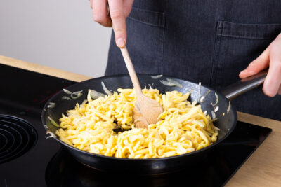 Spätzle dazugeben.