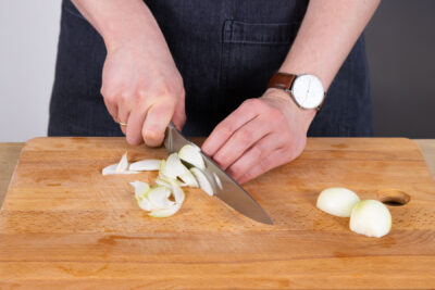 Zwiebeln klein hacken für cremige Kässpätzle