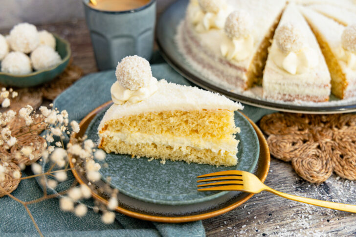 Tortenstück der cremigen Raffaello®-Torte