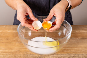 Eier mit Zucker in Rührschüssel geben