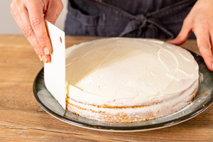Raffaello®-Torte mit Creme einstreichen