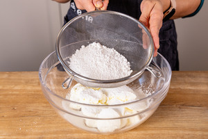 Puderzucker zu Mascarpone und Quark geben