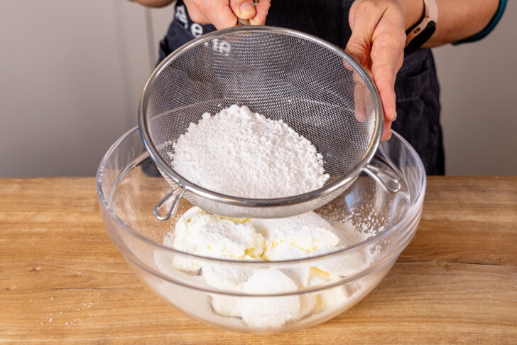 Puderzucker zu Mascarpone und Quark geben