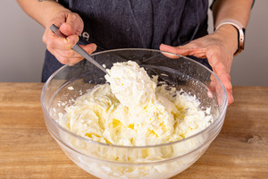 Sahne unter Quarkcreme heben