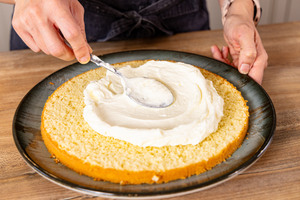 Tortencreme auf Boden verstreichen