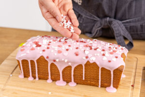 einfachen Herzkuchen mit Streusel dekorieren