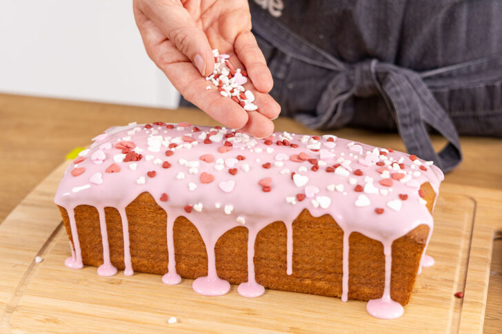 einfachen Herzkuchen mit Streusel dekorieren