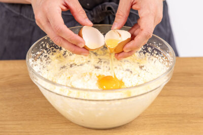 Eier zur Buttermasse geben