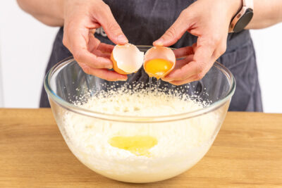 Eier zur Buttermasse geben
