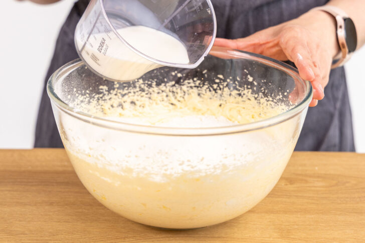 Milch zum Teig gießen