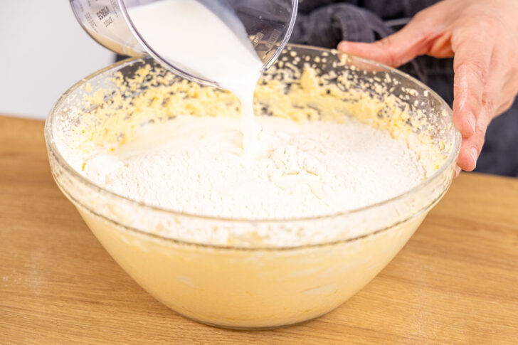 Milch zum Teig gießen