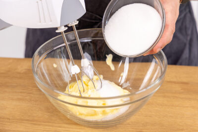 Zucker zur Butter geben