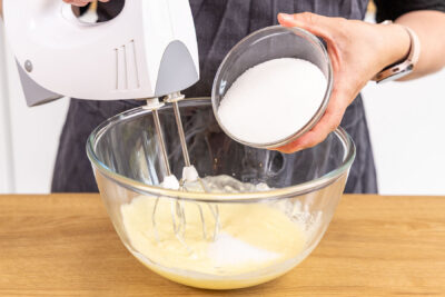 Zucker zur Butter geben