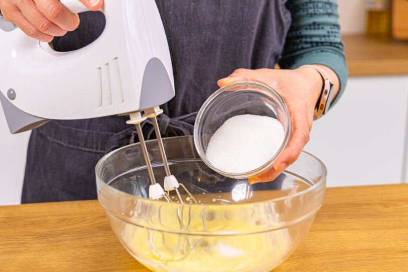 Zucker zu Butter geben