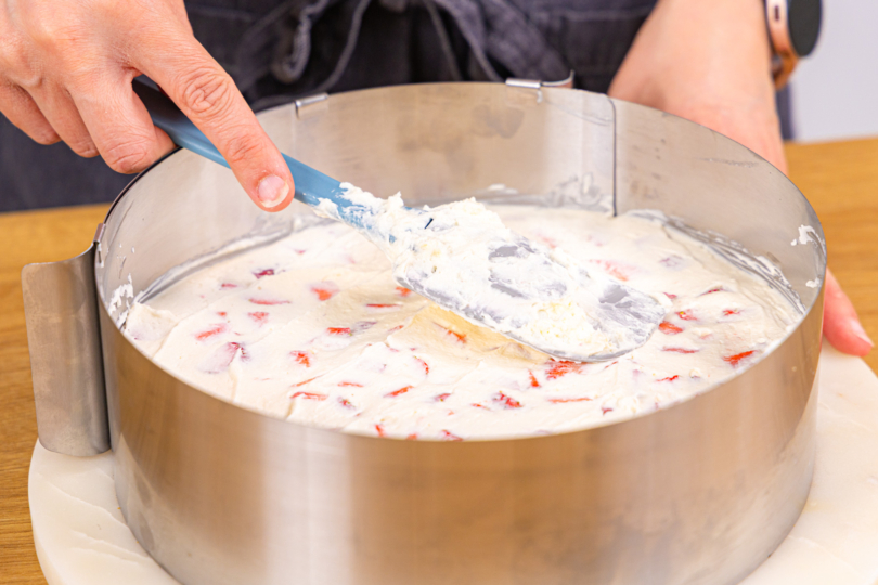 Erdbeercreme verteilen