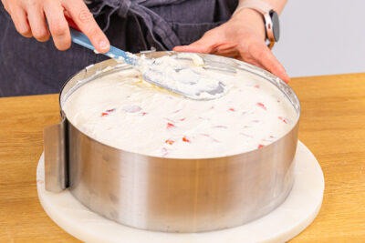 Erdbeercreme verteilen