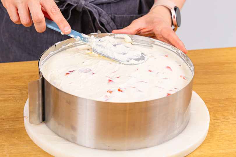 Erdbeercreme verteilen