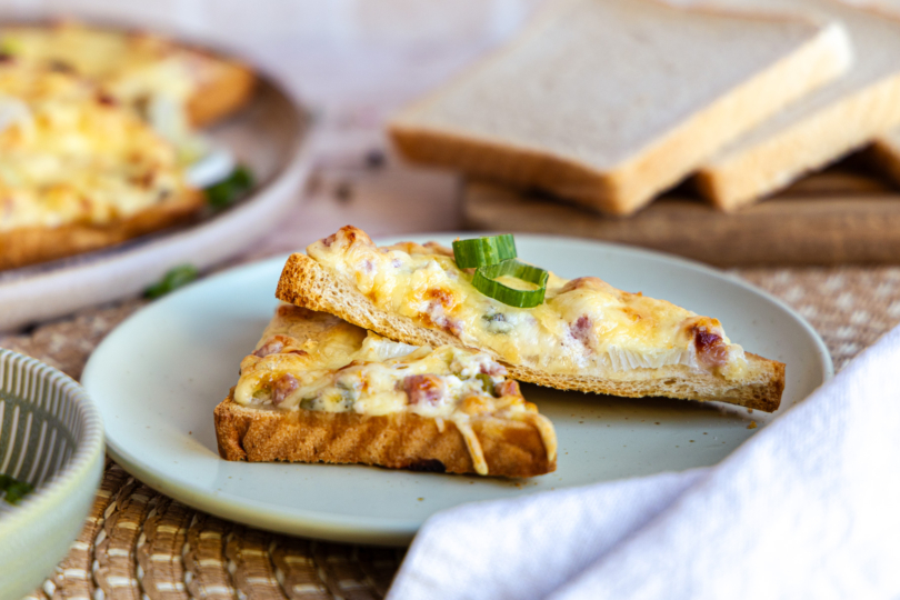Flammkuchen-Toast servieren