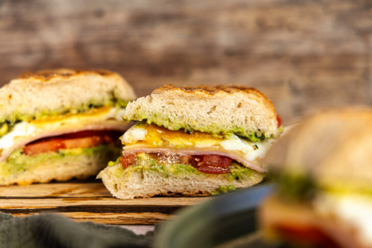 Frühstück-Paninis aus dem Kontaktgrill mit Ei und Avocado