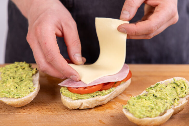 Paninis mit Käse belegen