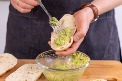 Paninis mit Avocadocreme bestreichen