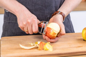 Apfel schälen
