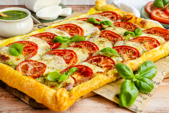 Gebackener Tomate-Mozzarella-Blätterteig