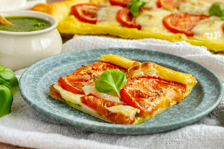 Gebackener Tomate-Mozzarella-Blätterteig angeschnitten
