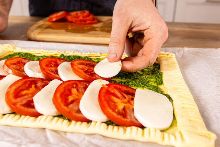 Tomaten und Mozzarella verteilen