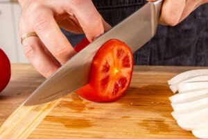 Tomate in Scheiben schneiden