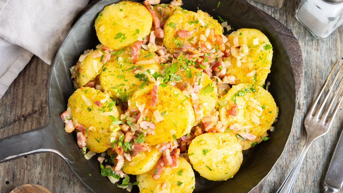Gebratene Klöße mit Zwiebeln und Speck