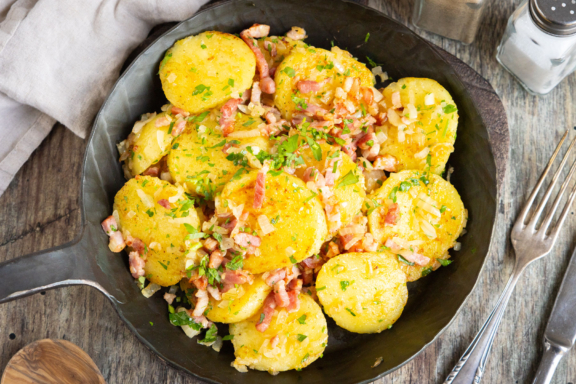 Gebratene Klöße mit Zwiebeln und Speck