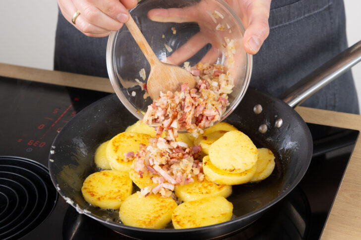 Zwiebeln und Speck anbraten.