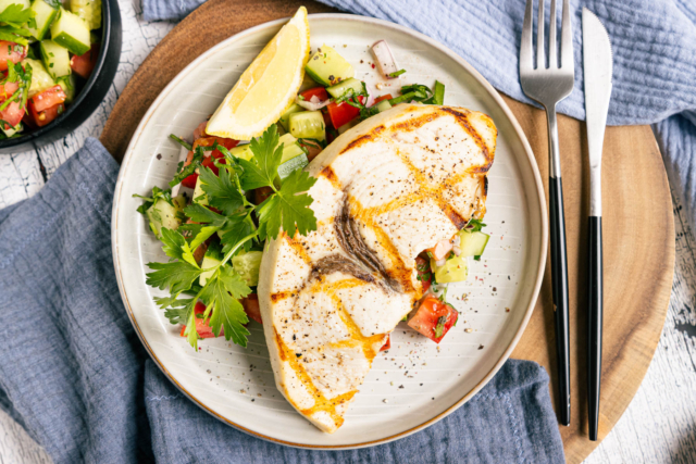Gegrillter Schwertfisch mit Gurken-Tomaten-Petersiliensalat