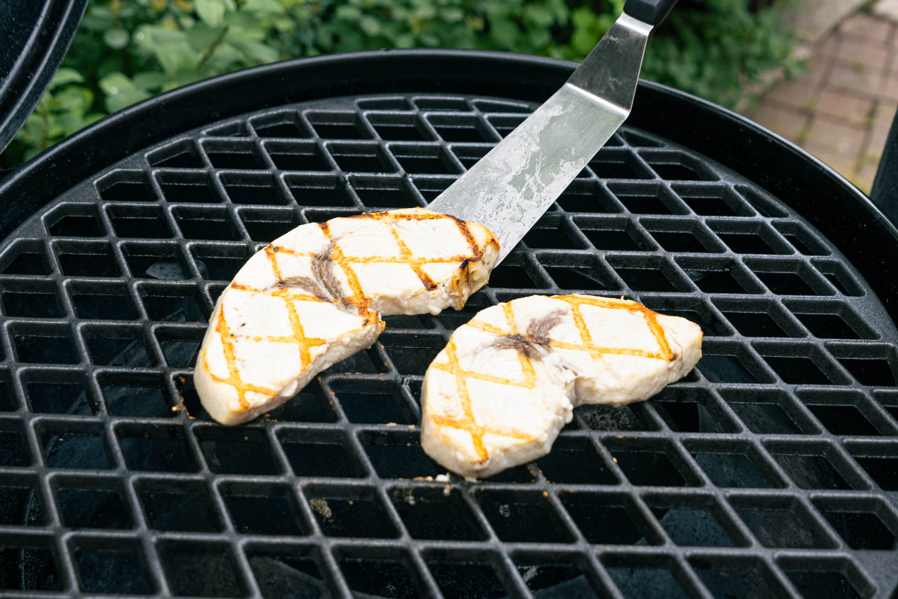 Gegrillter Schwertfisch mit Gurken-Tomaten-Petersiliensalat