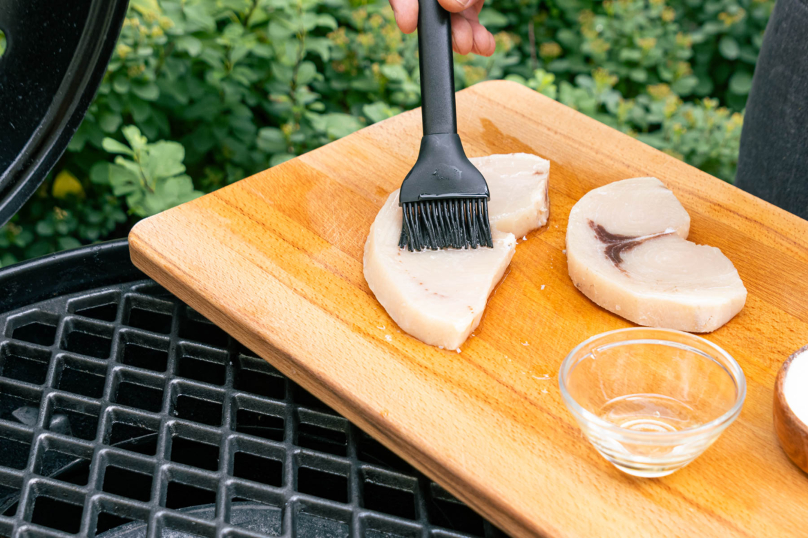 Gegrillter Schwertfisch mit Gurken-Tomaten-Petersiliensalat
