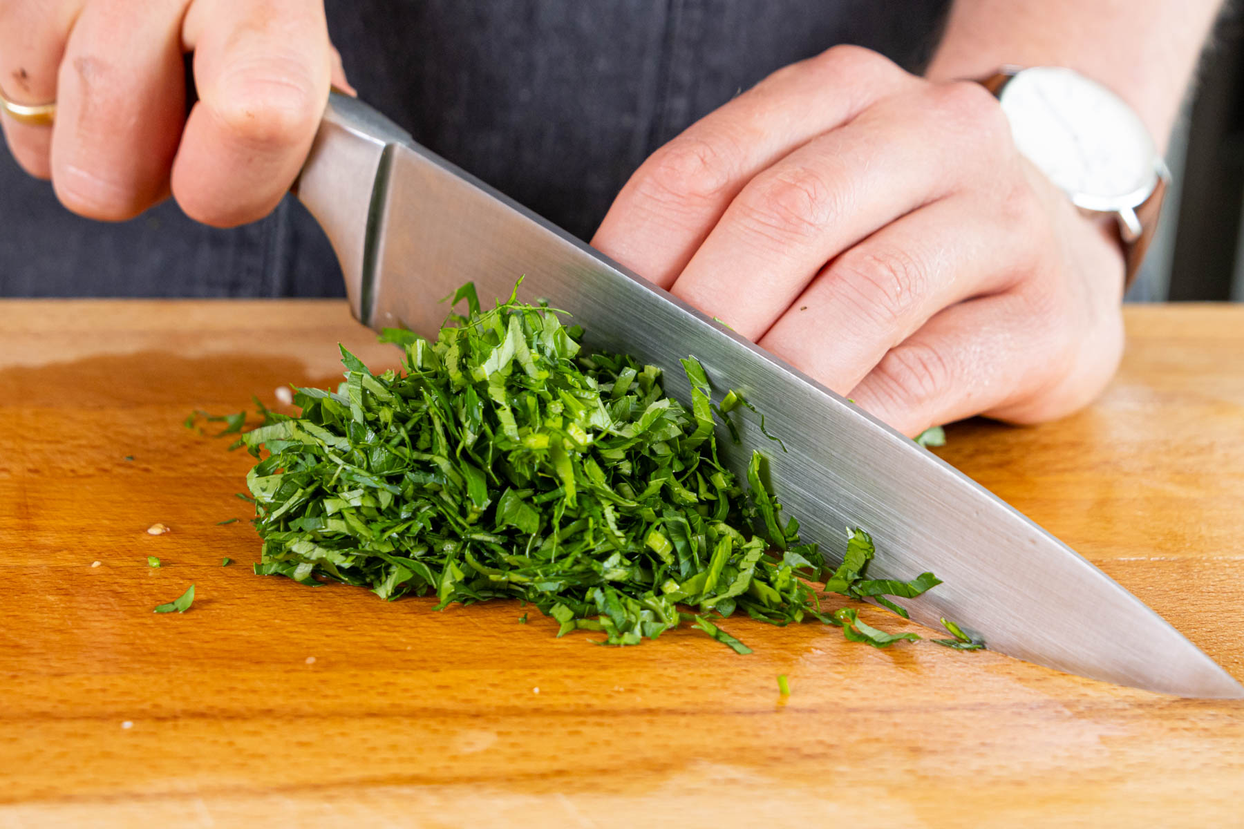 Gegrillter Schwertfisch mit Gurken-Tomaten-Petersiliensalat