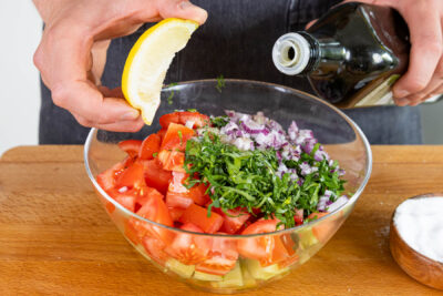 Salat marinieren und vermengen