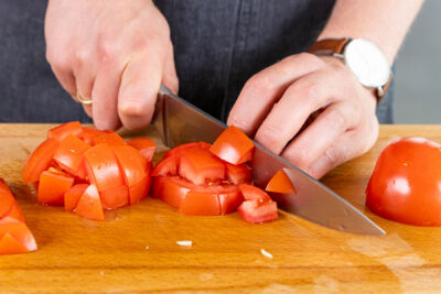 tomaten in Würfel schneiden