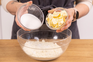 Zucker und Butter dazugeben