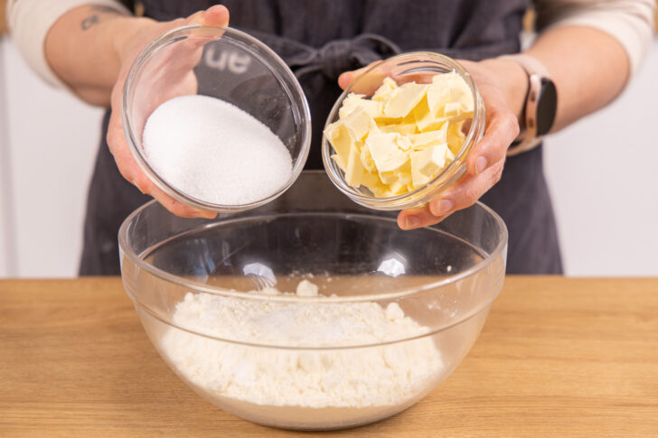 Zucker und Butter dazugeben