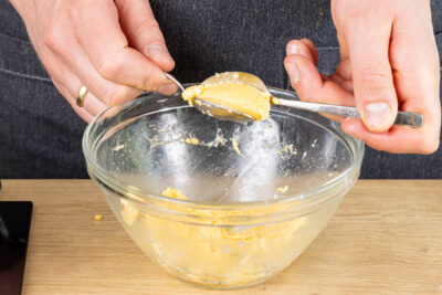 Grießnockerl mit Teelöffel formen