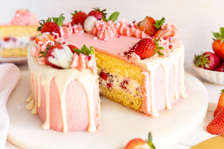 Herztorte zum Muttertag angeschnitten