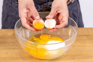 Eier zum Zucker geben