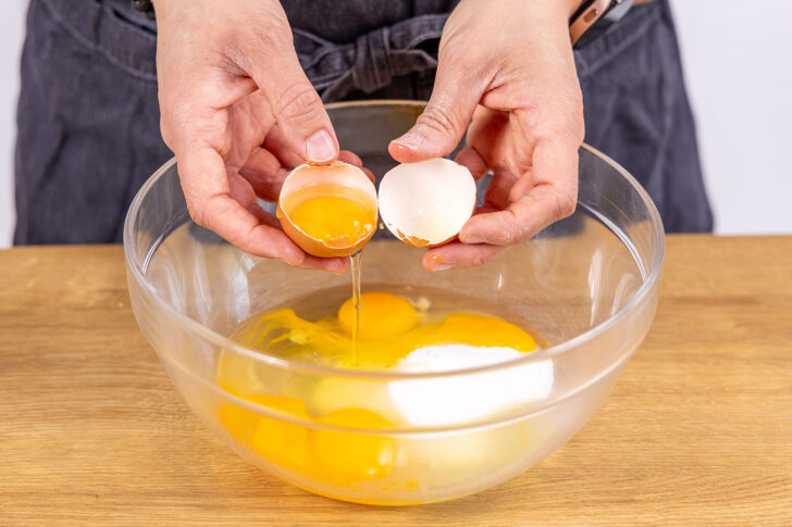 Eier zum Zucker geben
