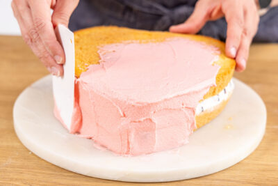 Herztorte mit Buttercreme einstreichen